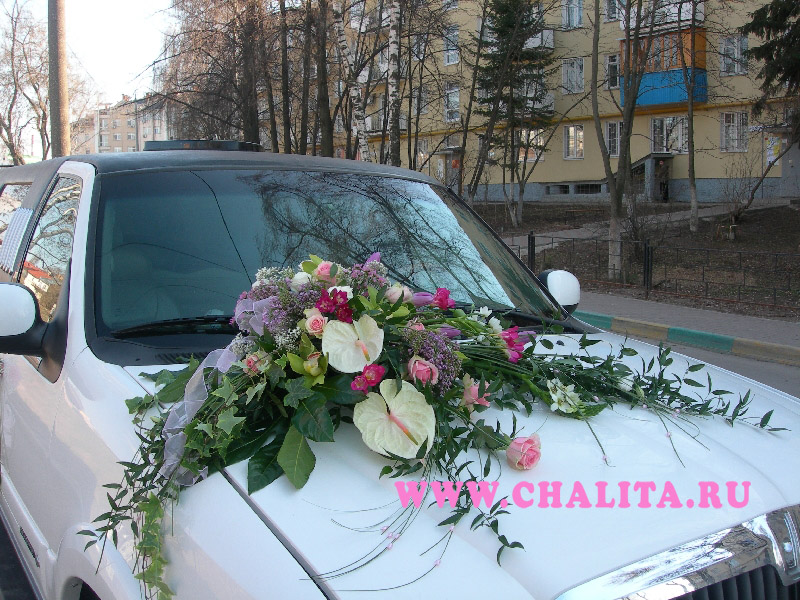 Живые цветы для свадебного авто.